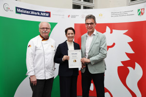 Silke Gorißen und Norbert Büsch - Jörg von Polheim gratulierte (Foto: MLV NRW/Yavuz Arslan)