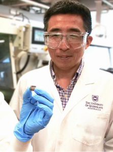 Lianzhou Wang und der Prototyp seiner neuen Innenraum-Solarzelle (Foto: uq.edu.au)