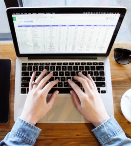 Arbeit am Laptop: Immer häufiger greift KI in die Tasten (Foto: Pexels, pixabay.com)