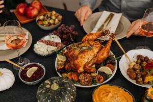 Essen im Restaurant: Menschen essen dort deutlich mehr (Foto: pixabay.com, gtr restaurant)