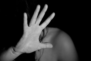 Verzweiflung: Auch häusliche Gewalt macht Frauen psychisch krank (Foto: pixabay.com, Nino Caré)