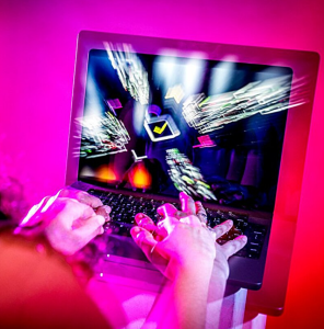 Mitarbeiter am Laptop: Daten systematisch abgegriffen (Bild: Matthew Modoono, northeastern.edu)