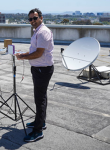 Forscher Dinesh Bharadia stellt seine neue Antenne auf (Foto: Areli Alvarez, ucsd.edu)