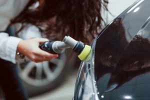 Scheinwerfer polieren für gute Sicht (Foto: Unsplash)