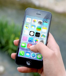 Smartphone: Verbreitung drückt die Geburtenrate weltweit (Foto: Jan Vašek, pixabay.com)