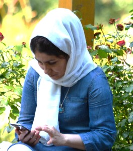 Frau und Mobiltelefon: Ersatz für Bankkonto zahlt sich aus (Foto: Franz P. Sauerteig, pixabay.com)