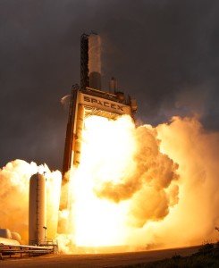 Test eines SpaceX-Raketenmotors: Unternehmen immer mächtiger (Foto: SpaceX-Imagery, pixabay.com)