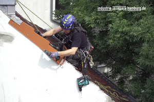 Gerüstlose Reparaturen am Spitzdach durch Industrie Kletterer Hamburg IKH GmbH (Foto: Karl Sausen)