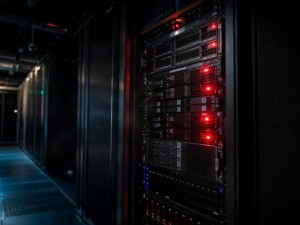 Symbolbild: Serverrack in einem Rechenzentrum mit roten Warnleuchten