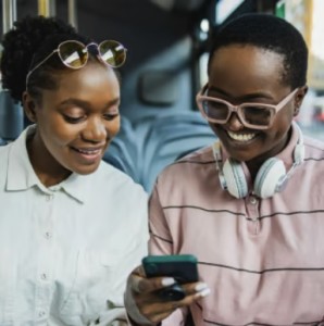 Vernetzte Afrikanerinnen: Grad der Digitalisierung schreitet voran (Foto: gsma.com)