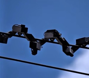 Robo-Schlange auf Hochspannungsleitung: leistet bessere Wartungsarbeit (Bild: youtube.com)
