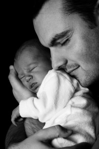 Vater und Baby: Vorbildlicher Umgang will gelernt sein (Foto: PublicDomainPictures, pixabay.com)