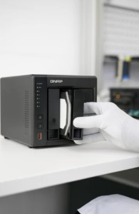 Datenrettung an einer QNAP-NAS nach Ransomware-Angriff im Labor von DATA REVERSE (Symbolbild)
