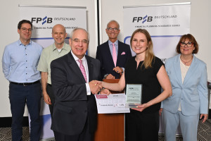 Preisträgerin Friederike Bremer (2.v.r.) vorne mit Prof. Dr. Rolf Tilmes (Foto: FPSB Deutschland)