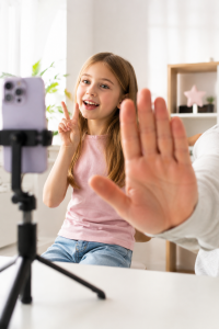 "Kidfluencerin": Niederlande wollen dies künftig verbieten (Bild: ChatGPT/Dall-E)