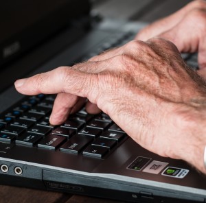 Schreiben: Internet tut nicht allen Senioren gut (Foto: Steve Buissinne, pixabay.com)