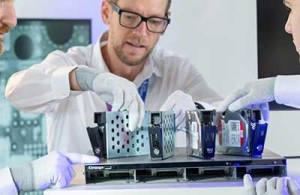 Professionelle Analyse im Datenrettungslabor: Bei defekten SSDs zählt jeder kontrollierte Schritt.