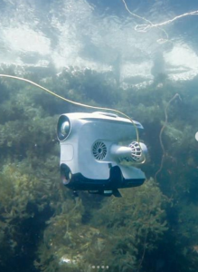 Unterwasser-Inspektionsroboter: hier noch per Kabel gesteuert (Foto: blueyerobotics.com)