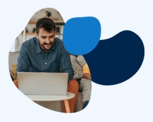 User am Laptop: Doctolib zeigt Kassenpatienten Bezahltermine an (Bild: doctolib.de)