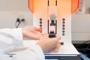 Neue Kontaktlinse: maßgeschneidert aus dem 3D-Drucker (Foto: Jay Mielke, uwaterloo.ca)