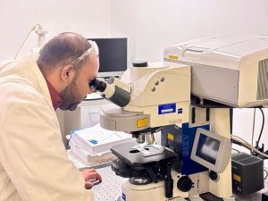 Ali Haider: Forscher setzt Konfokalmikroskop ein (Foto: Ali Haider, hiroshima-u.ac.jp)