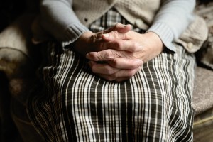 Demente Frau: Isolation wirkt sich negativ aus (Foto: pixabay.com, congerdesign)