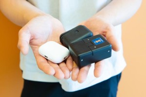 "AirPods" (links), "VPod" (hinten) und "VPodDuo" (rechts) (Foto: Isaac Mitchell, illinois.edu)