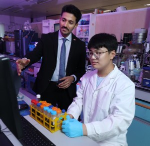 Sai Kishore Ravi (links) und Mitarbeiter: Vibrationen erzeugen Wasserstoff (Foto: cityu.edu.hk)