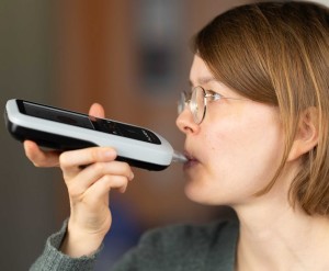 "Nutrion" in Aktion: Aceton-Atemanalysator führt Messung durch (Foto: alivion.ch)