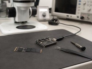 M.2-NVMe-SSD mit Diagnoseadapter auf einer ESD-Arbeitsfläche (Symbolbild)