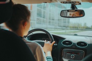 Welche sechs Faktoren drücken den Autopreis in der Schweiz? (Foto von Mira Kireeva auf Unsplash)