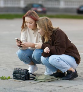 Mädchen: Social Media lenken stark von der Schule ab (Foto: Mircea, pixabay.com)