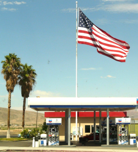 US-Tankstelle: Wahl kann sich aufgrund der Preise hier entscheiden (Foto: pixabay.com)