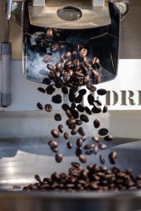 Röstung: Kaffeebohnen verlassen die solare Maschine (Foto: Craig Fritz, sandia.gov)