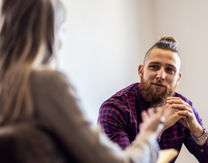 Gespräch: Psychologische Diagnose beginnt mit einem Gespräch (Foto: zi-mannheim.de)
