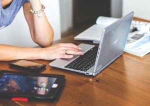Abgelenkte Mitarbeiter: schaden ihren Unternehmen teils immens (Foto: kaboompics, pixabay.com)