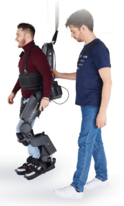 Proband beim Training mit dem neuen Exoskelett Eve (Foto: Wandercraft)