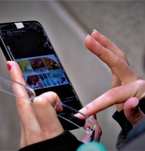 Social Media sind ein zweischneidiges Schwert für junge Menschen (Foto: Matteo Baronti, pixabay.com)