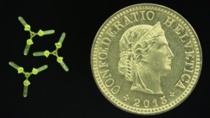 Mini-Drohnen mit Schallantrieb neben einer 20-Rappen-Münze (Bild: EPFL/MICROBS)
