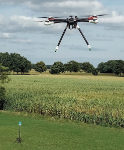 Trainingsflug einer Drohne über einem Mikrofon (Foto: IDMT)