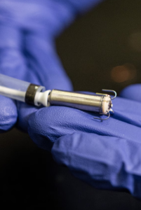 Herzschrittmacher ist bereit für die Implantation beim Patienten (Foto: UW Madison)
