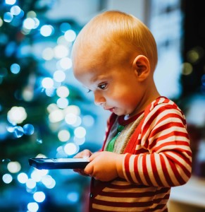 Am Handy: Schon Kleinkinder nutzen soziale Medien (Foto: Helena Jankovičová Kováčová, pixabay.com)
