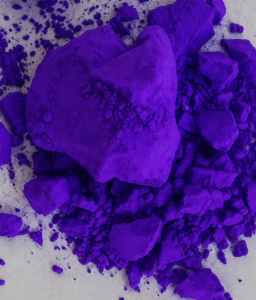 Violett: eine neue Farbe, die Stoffe zu Kühlmitteln macht (Foto: adelaide.edu.au)