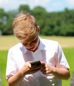 Junge mit Handy: Soziale Medien können Familien nicht spalten (Foto: Lachmann-Anke, pixabay.com)