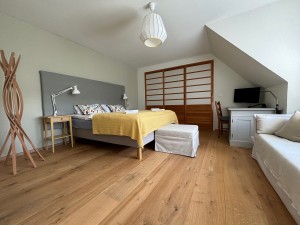 Eines der vier stilvoll eingerichteten Zimmer mit eigenem Bad nahe der Ostsee (© Das Kleine Berlin)