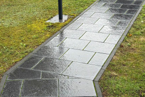 Randeinfassungen tragen zur Stabilität von Wegen bei (Foto: A-Z Garten- und Landschaftspflege GmbH)
