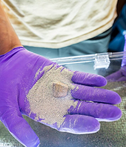 Gesteinsstaub: Dieser macht CO2 auf Dauer unschädlich (Foto: wyss.harvard.edu)