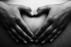 Hände um den Bauch: Immer mehr Menschen unter 50 leiden an Darmkrebs (Foto: pixabay.com, shorty_ox)