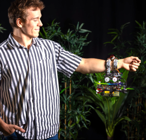 Drohne klammert sich an Anton Brendenbecks Arm fest (Foto: tudelft.nl, Studio Oostrum)