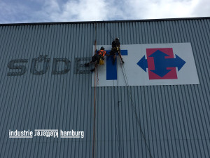 Montage großflächige Außenwerbung an Industriehalle (Foto: Industrie Kletterer Hamburg IKH GmbH)